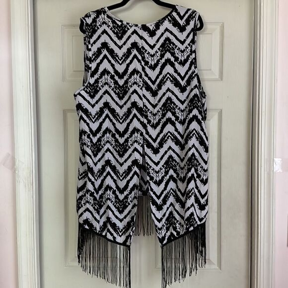 Rue 21 Plus Woman’s Sleeveless Top Silky Black & White Zigzag Stripes Fringe - Picture 2 of 8